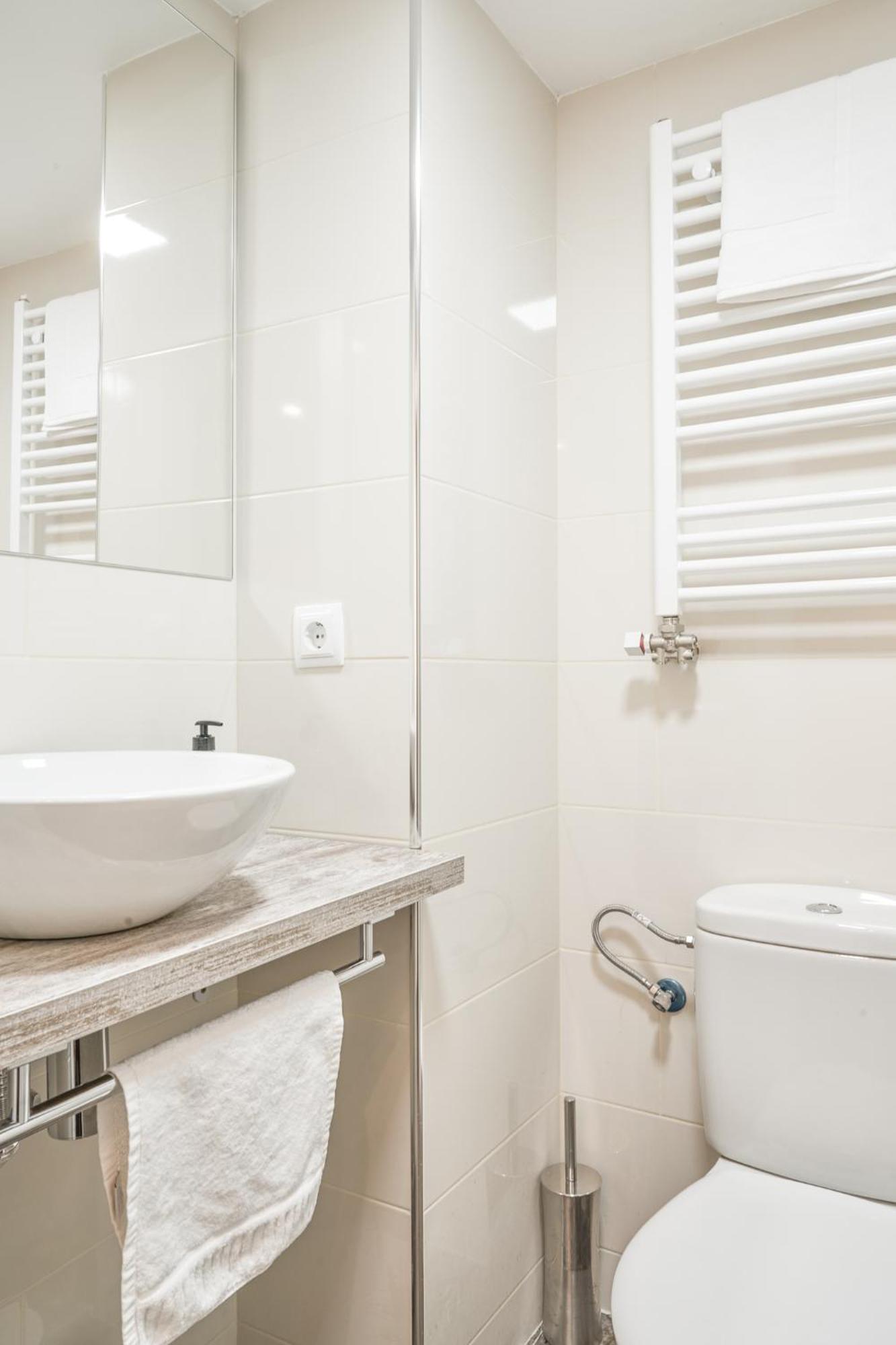 Family-Friendly Home In Central Barcelona 4Bdr ภายนอก รูปภาพ